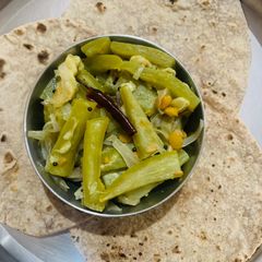 A picture of Bari Potala Santula (Snake Gourd).