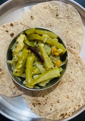 A picture of Bari Potala Santula (Snake Gourd).
