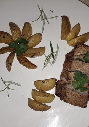 Una foto de Filete al perejil con papas rústicas 👨🍳🥩🥔