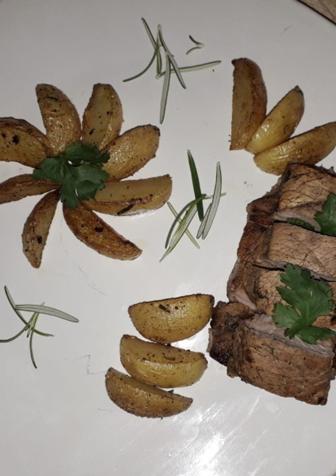 Una foto de Filete al perejil con papas rústicas 👨‍🍳🥩🥔