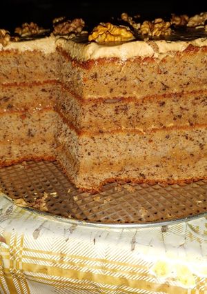 Una foto de Torta de manjar y nueces para mamá