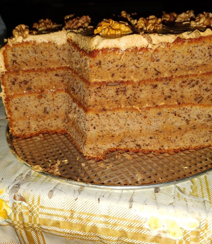 Una foto de Torta de manjar y nueces para mamá
