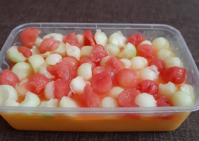 Puding susu with toping melon, semangka