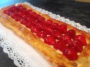 Una foto de postres con fresas