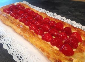 Foto principal de Tarta de hojaldre con fresas y crema pastelera