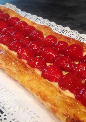 Una foto de Tarta de hojaldre con fresas y crema pastelera