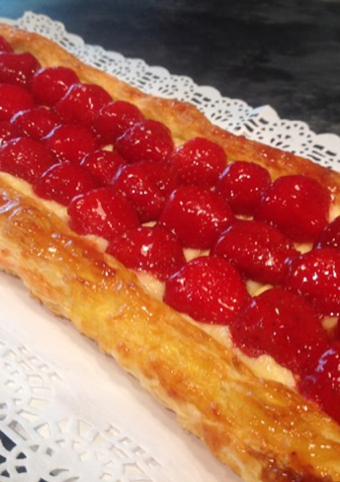 Una foto de Tarta de hojaldre con fresas y crema pastelera