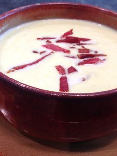 Una foto de Crema de puerros y manzana