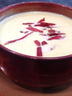 Una foto de Crema de puerros y manzana