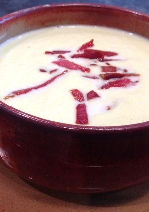Una foto de Crema de puerros y manzana