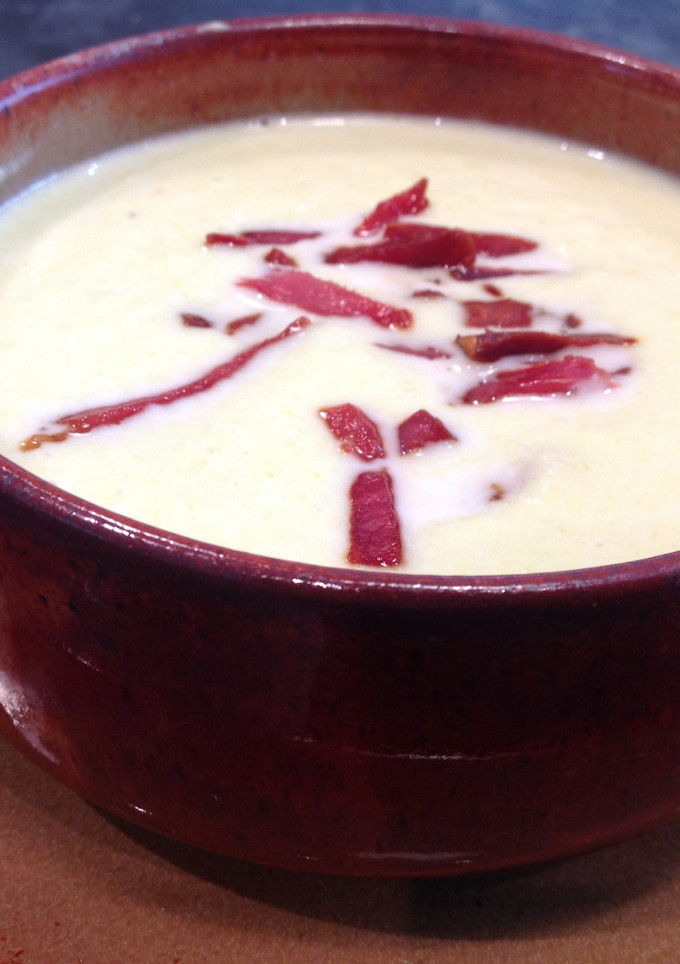 Una foto de Crema de puerros y manzana