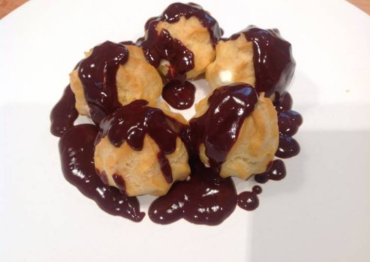 Profiteroles de nata con chocolate caliente