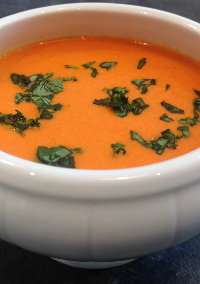Una foto de Crema de tomates y pimientos