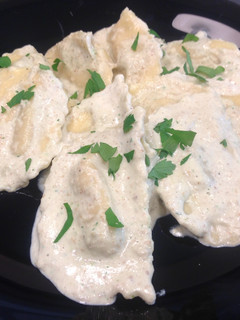 Una foto de Raviolis con salsa de nueces