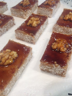 Una foto de Pastelitos de hojaldre con nueces y coco