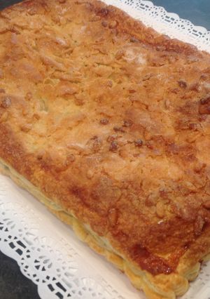 Una foto de Coca de hojaldre rellena de chocolate