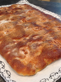 Una foto de Coca de brioche con nueces y pasas