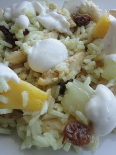 Una foto de Ensalada de arroz con pollo y frutas