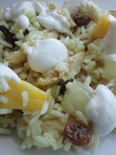 Una foto de Ensalada de arroz con pollo y frutas