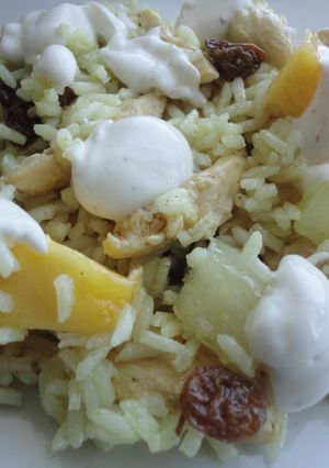 Una foto de Ensalada de arroz con pollo y frutas