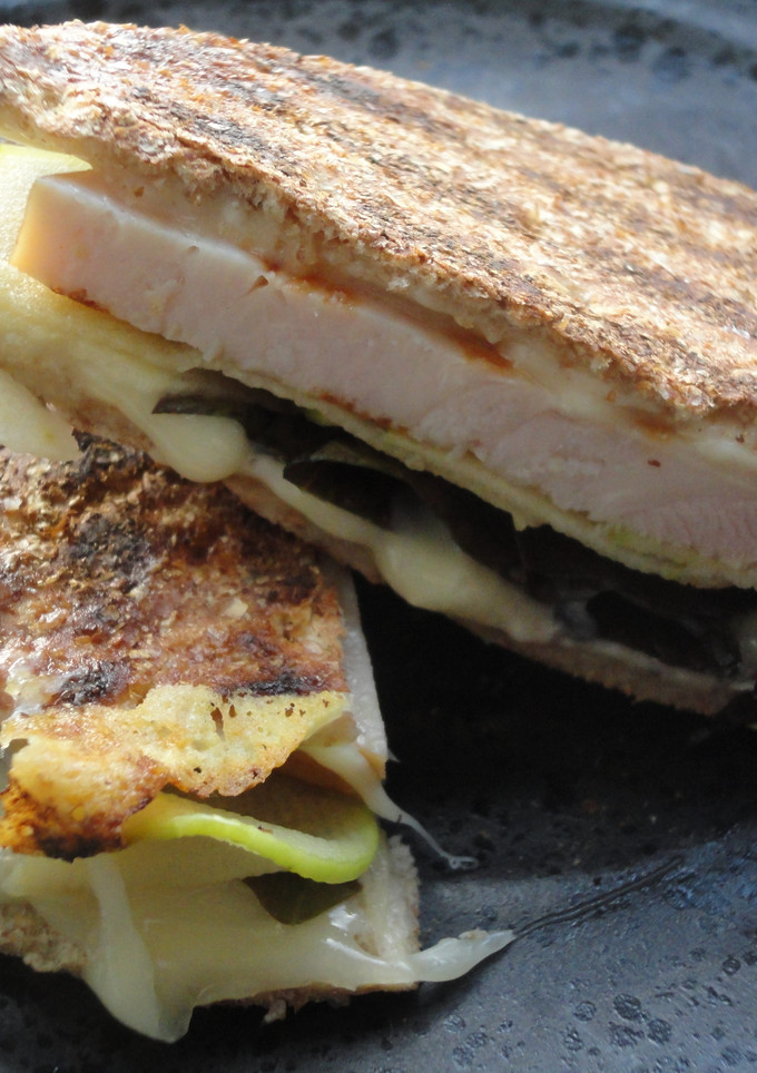 Una foto de Sandwich de pavo y manzana