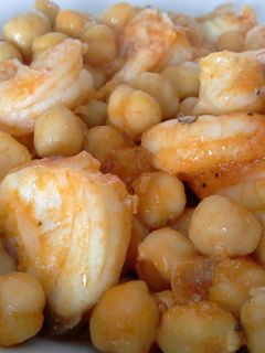 Una foto de Garbanzos con rape y langostinos