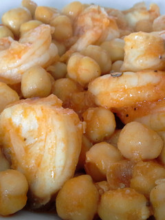 Una foto de Garbanzos con rape y langostinos