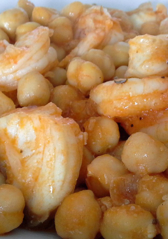 Una foto de Garbanzos con rape y langostinos