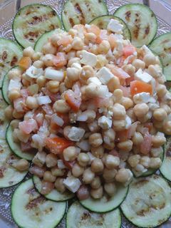Una foto de Ensalada de garbanzos y calabacín