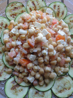 Una foto de Ensalada de garbanzos y calabacín