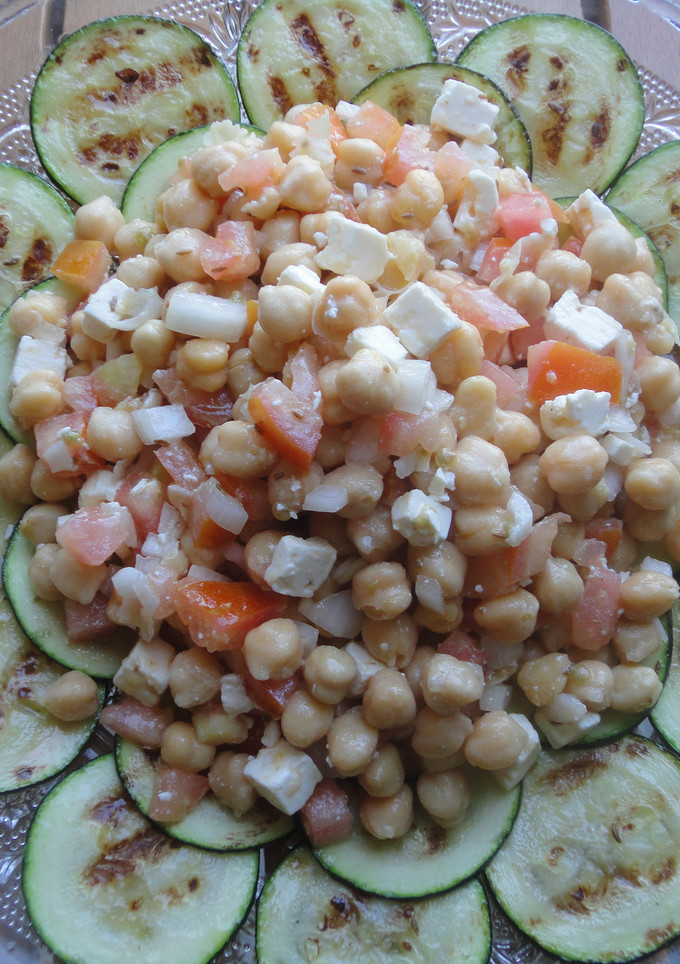 Una foto de Ensalada de garbanzos y calabacín