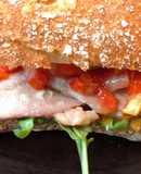 Bocadillo de lomo ibérico con pimientos y rúcula