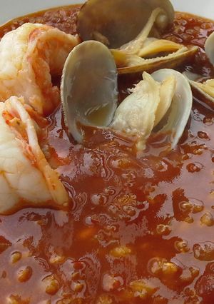 Una foto de Caldereta de langostinos y almejas con quinoa