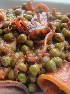 Una foto de Guisantes con chipirones