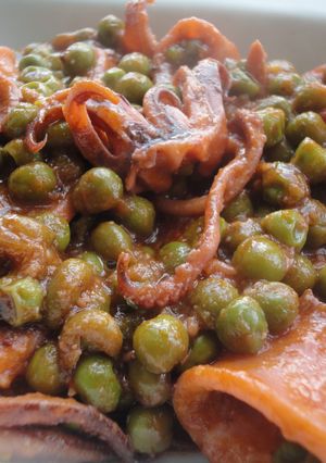 Una foto de Guisantes con chipirones