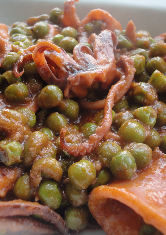 Una foto de Guisantes con chipirones