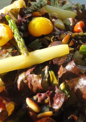 Una foto de Ensalada de espárragos caramelizados