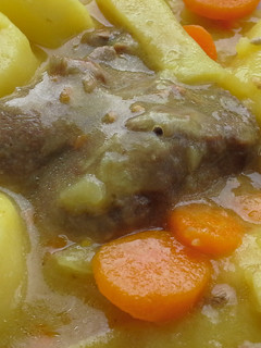 Una foto de Carrilleras con verduras y semillas de lino