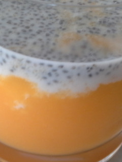 Una foto de Pudding de semillas de chía con melocotón