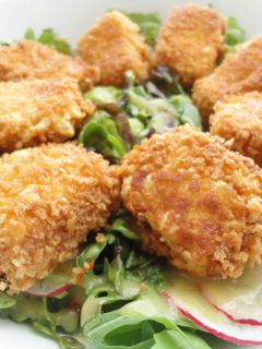 Una foto de Ensalada de lechugas variadas con feta rebozado