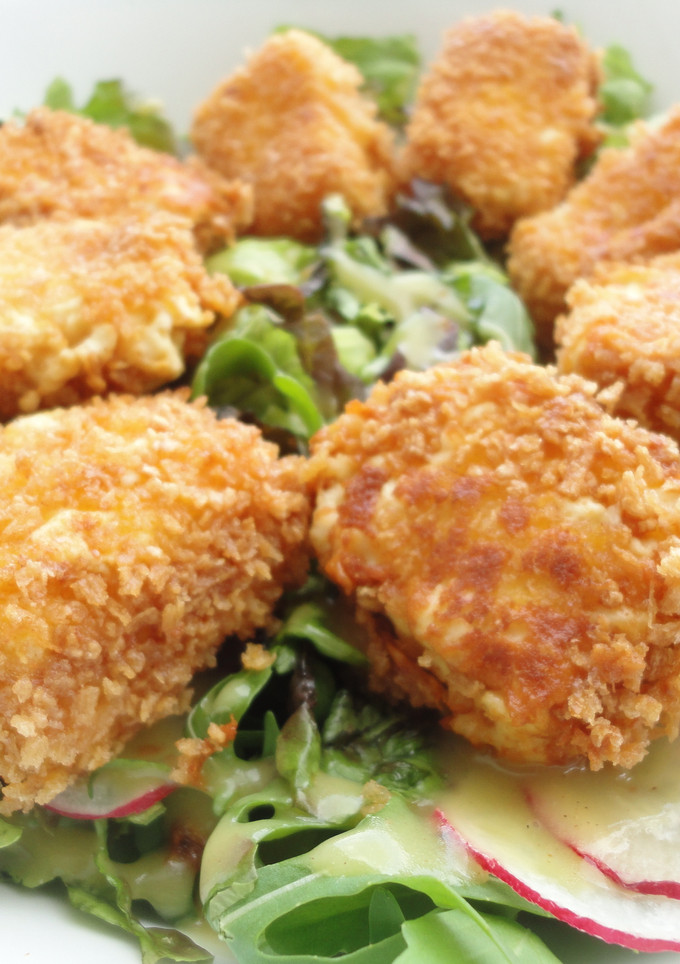Una foto de Ensalada de lechugas variadas con feta rebozado
