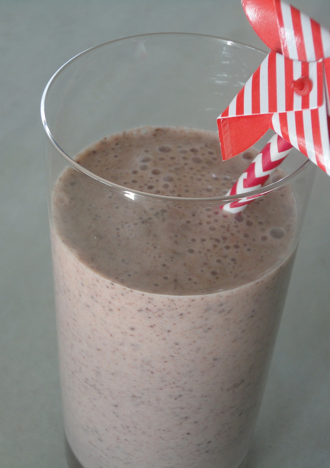 Una foto de Batido de plátano, fresa y chocolate