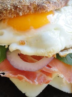 Una foto de Sándwich de huevo y jamón