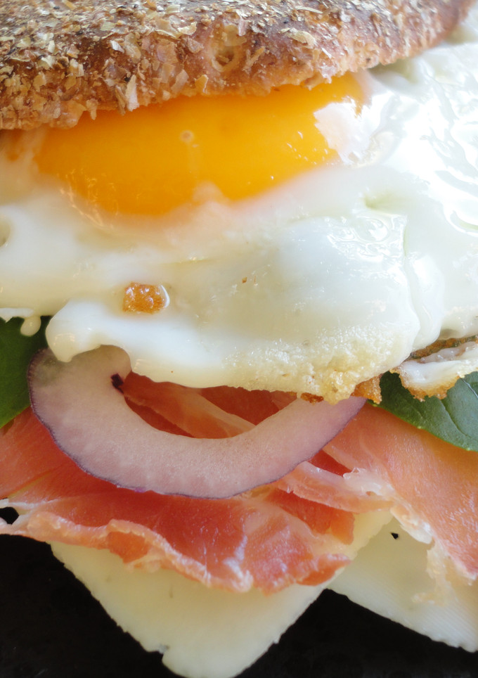 Una foto de Sándwich de huevo y jamón