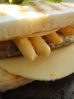 Una foto de Sándwich de caballa y espárragos