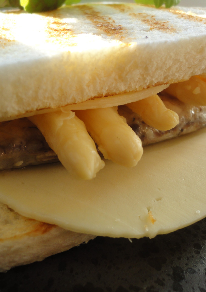 Una foto de Sándwich de caballa y espárragos
