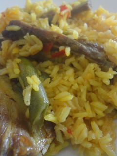 Una foto de Arroz con costilla ibérica y judías verdes