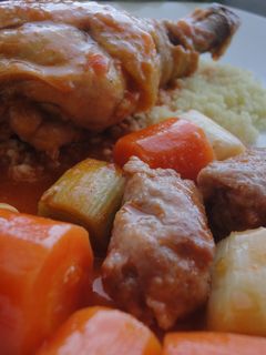 Una foto de Pollo con puerros y salchichas