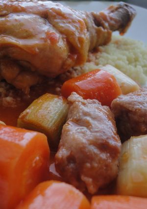 Una foto de Pollo con puerros y salchichas