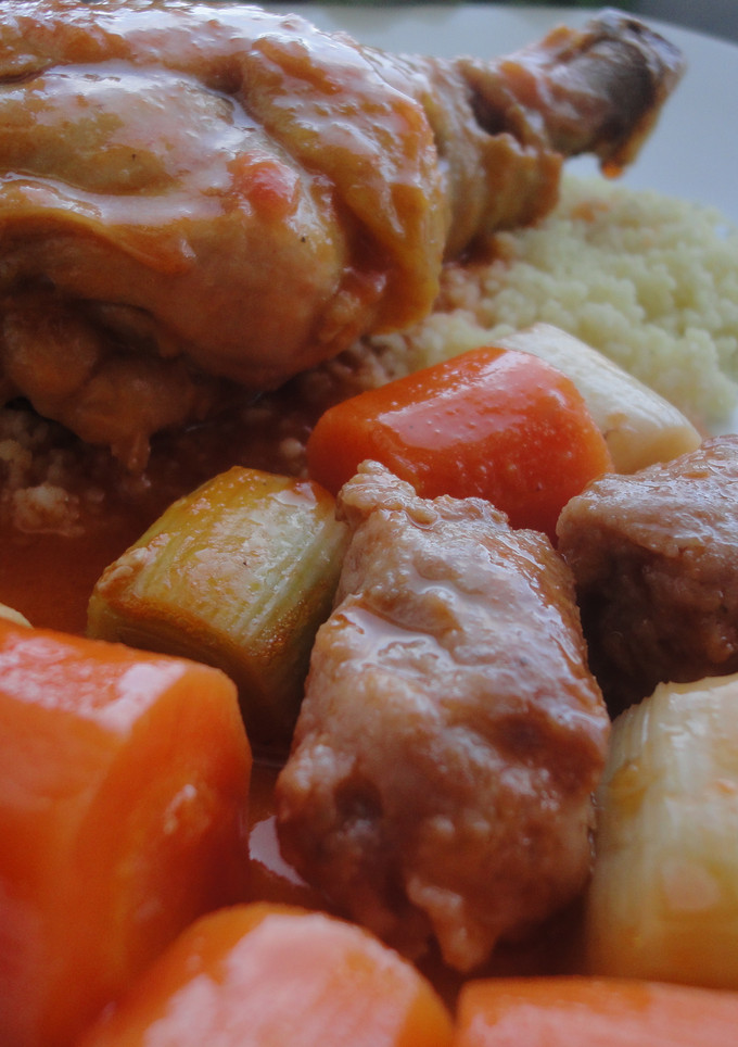 Una foto de Pollo con puerros y salchichas